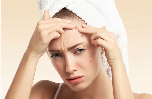 얼굴찡그리고있는여자