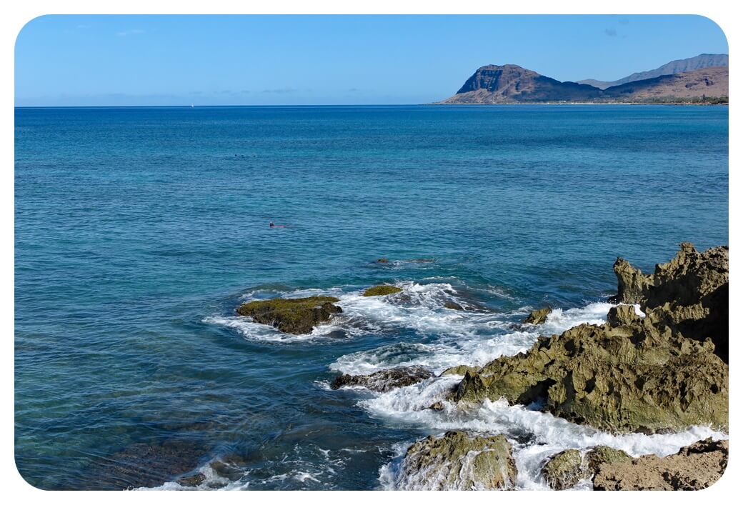 하와이-오아후-카헤-포인트-해안가-낮-찍은-사진