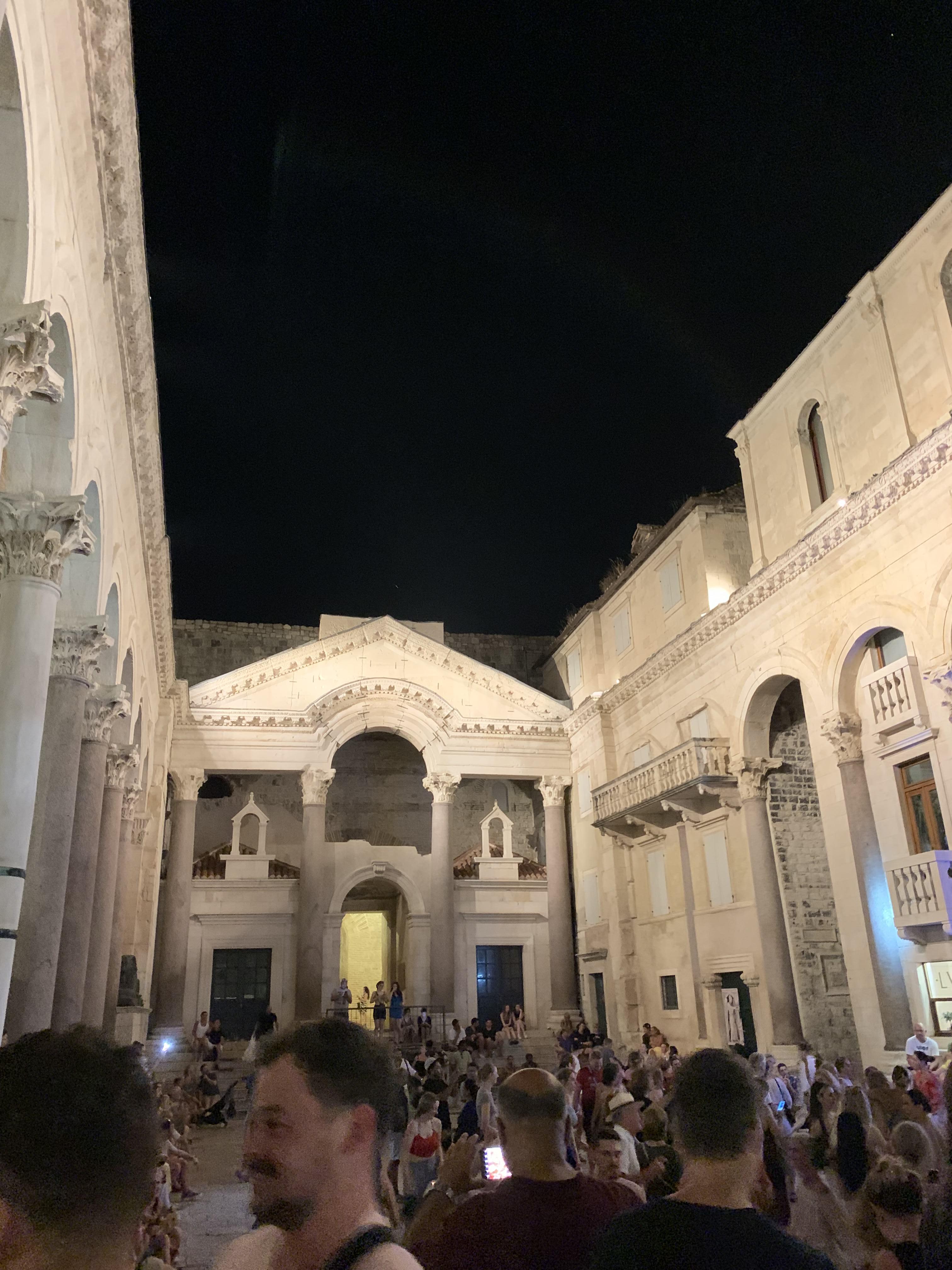 Diocletian's Palace, 디오클레티아누스 궁전에서 직접 연주하는 노래에 맞춰 춤추는 사람들