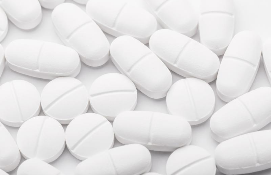 하얀 약들이 늘어져있다.