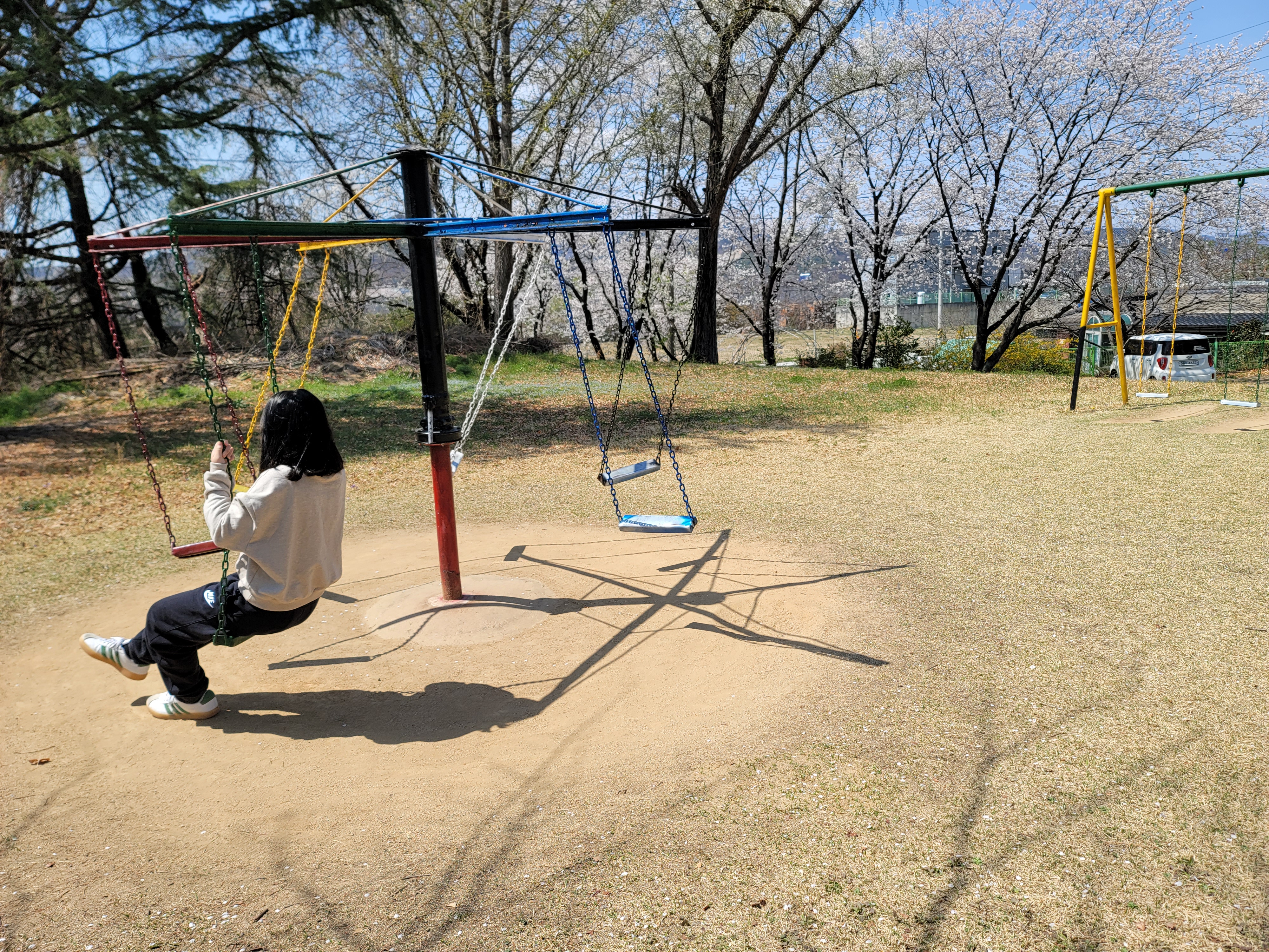 가실성당 그네 타는 모습