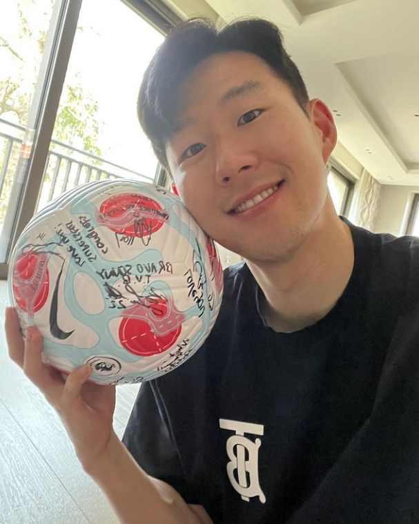 손흥민 해트트릭 사인볼