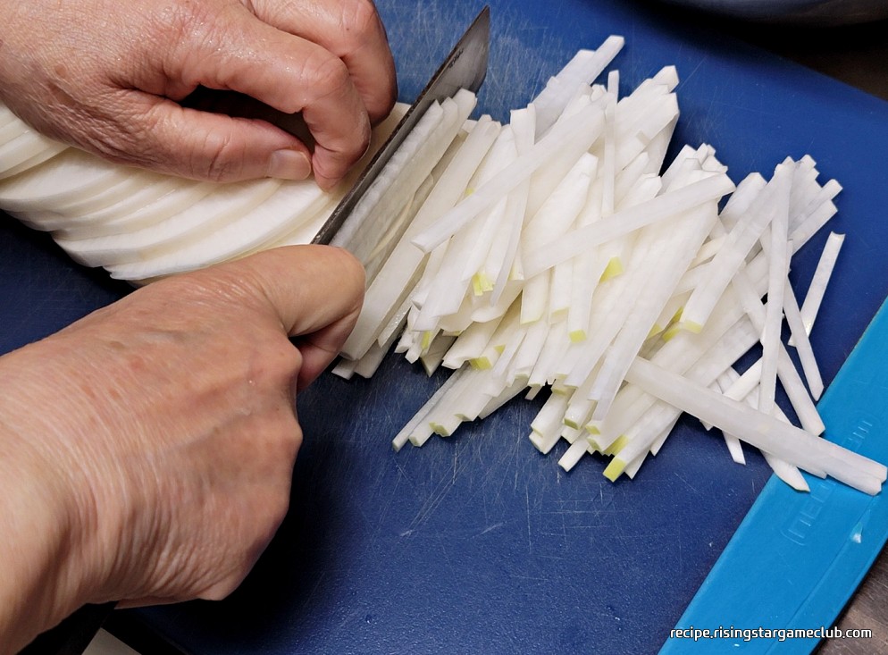 파래 무침에 들어갈 무를 채써는 사진