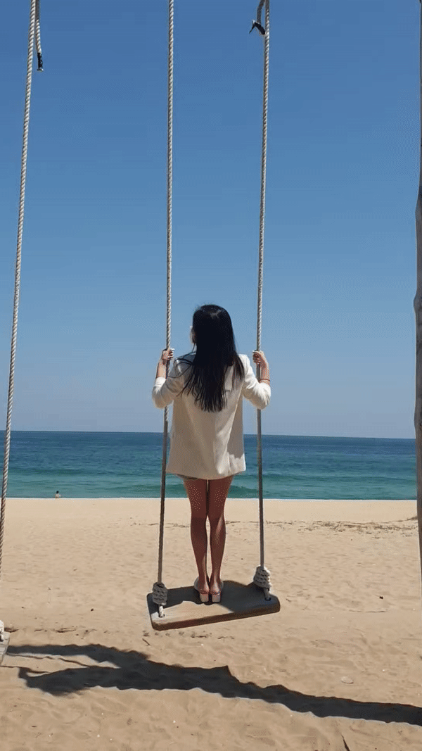 해변에-설치된-그네