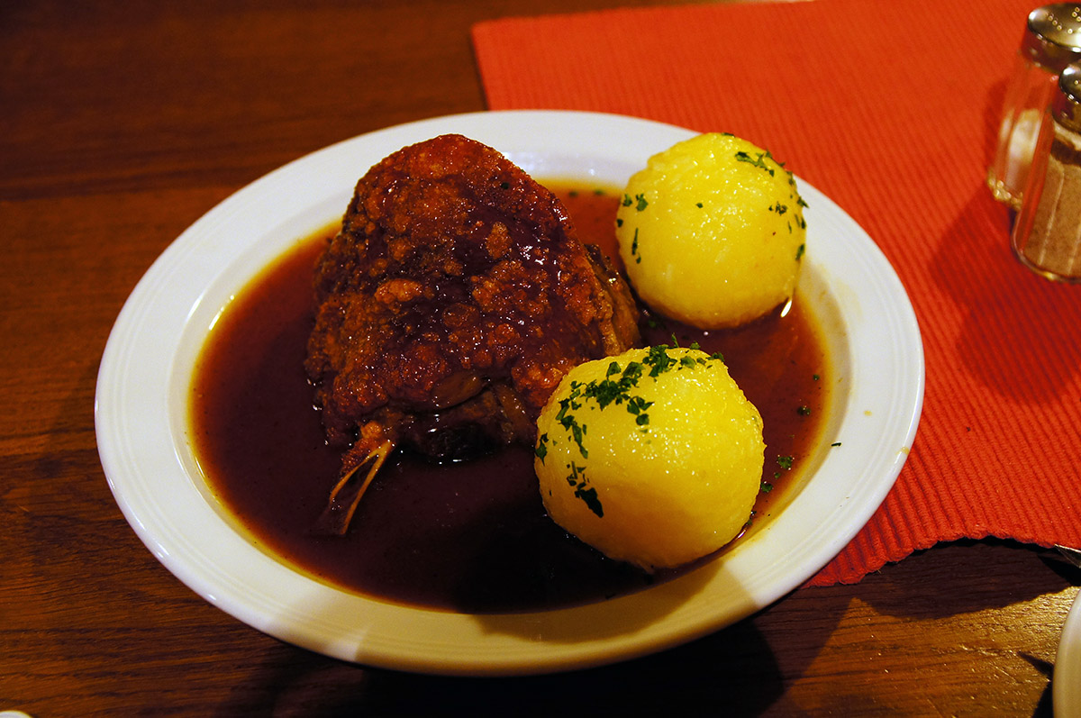 독일 뮌헨 도니즐(Donisl)의 슈바인학센.