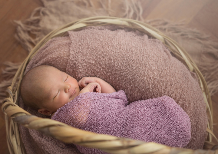 신생아 수면 모습 이미지, 보랏빛 속싸개로 감싼 아기 바구니 수면 사진, 신생아 재우기 방법과 안전한 속싸개 사용 예시