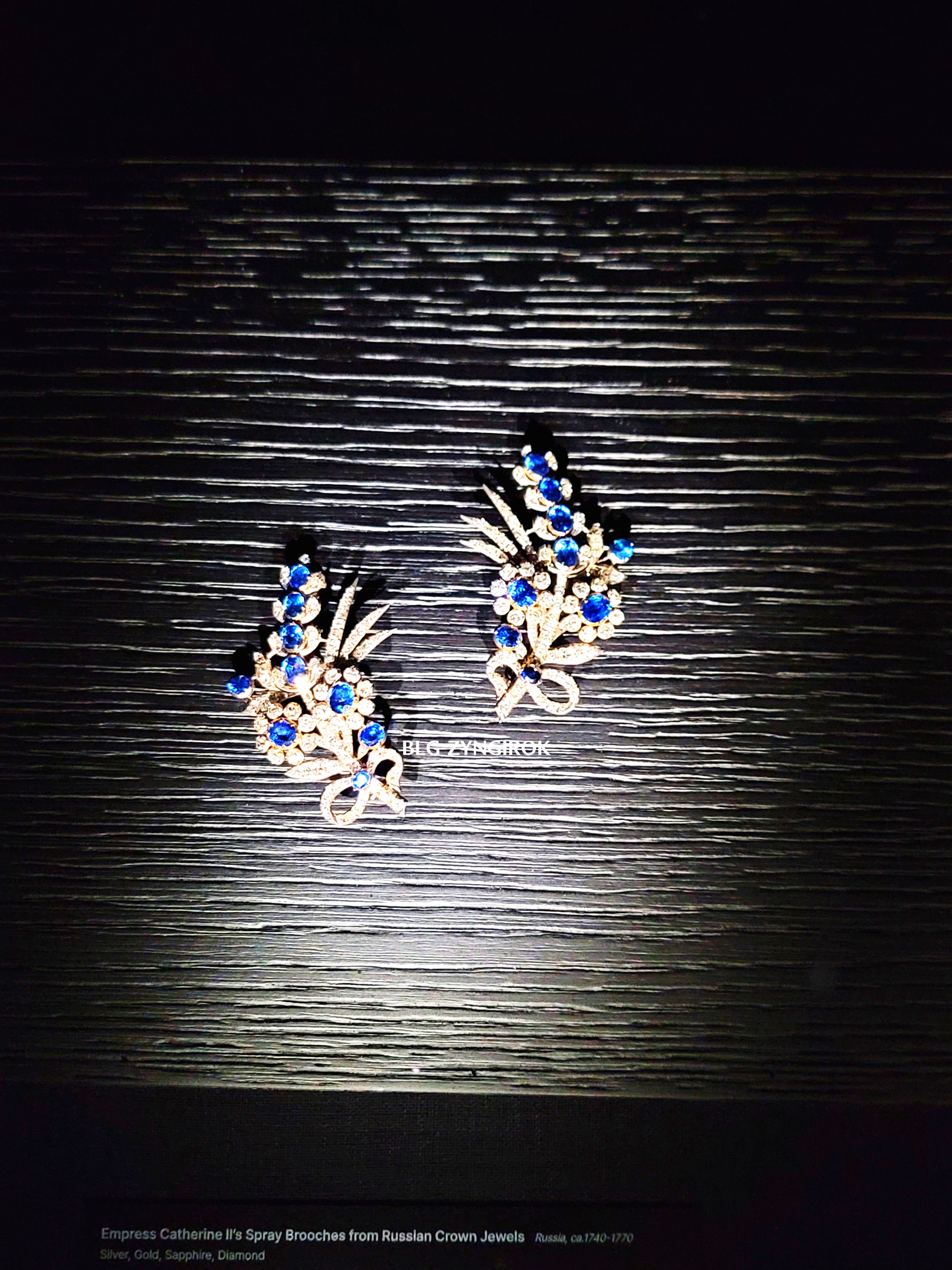 롯데타워 - 롯데뮤지엄 고혹의 보석 매혹의 시간 - 신성에서 예술로 주얼리 정신사 전시품 모습이다.