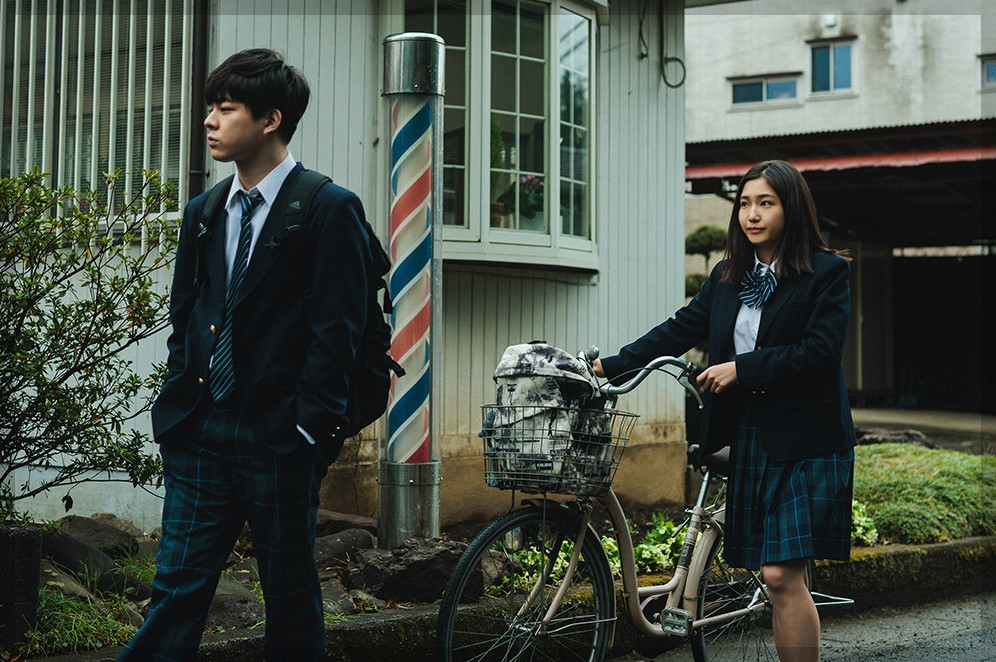 소녀는 졸업하지 않는다