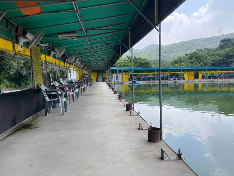 천막이 설치되어 있고 의자와 받침대의 모습이 보이는 모습