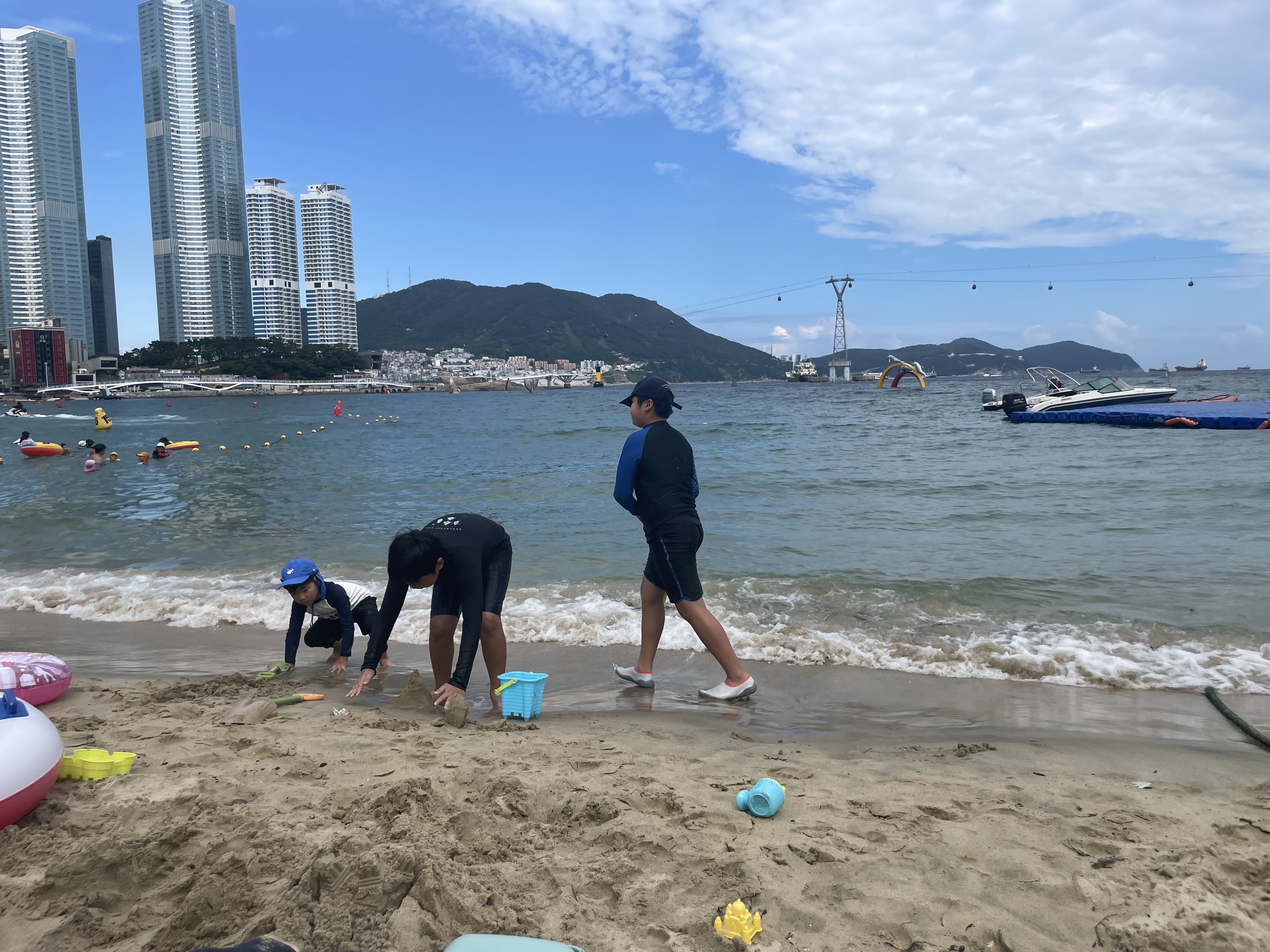 부산 송도 해수욕장에서 놀고있는 아이들 모습 사진