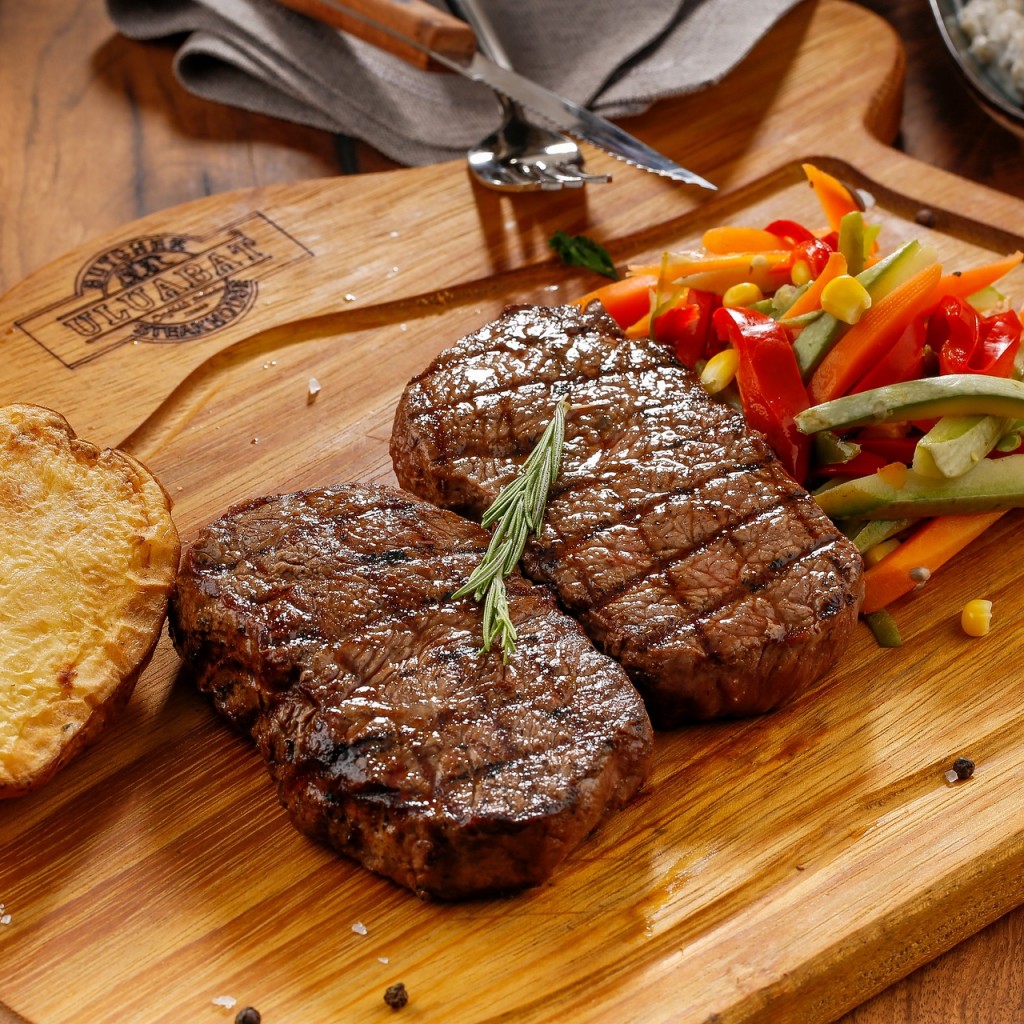 메틸코발라민(Methylcobalamin), 비타민 B12(Vitamin B12)가 풍부하게 함유되어 있는 스테이크 사진