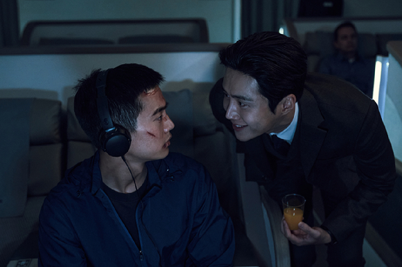 &#39;귀공자&#39; 강태주와 김선호가 강렬한 첫 만남을 그려냈다. [사진=NEW]