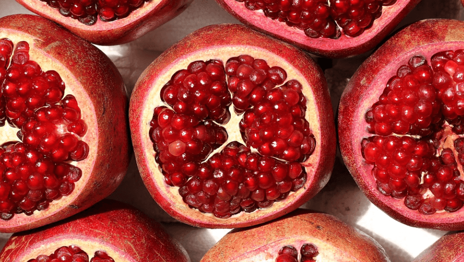 칼륨이 많은 음식 석류 여러개가 잘려져 있다