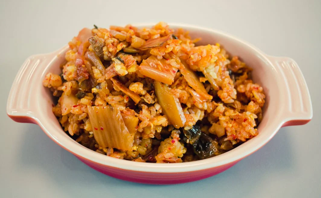 서툰식탁에서 나 자신을 위해 정성스럽게 차려낸 1인용 식사 상차림