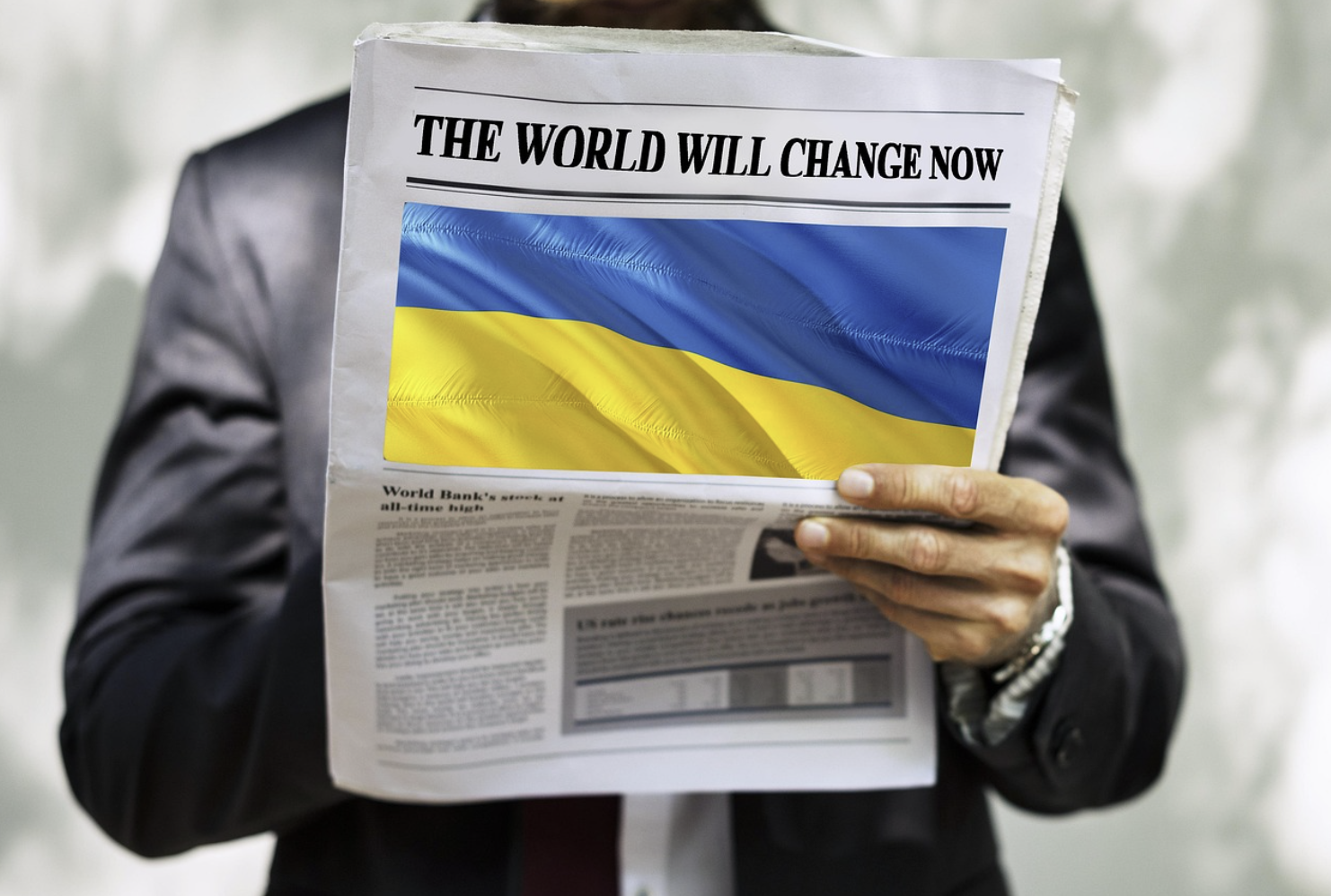 우크라이나 국기가 그려진 신문을 든 남자