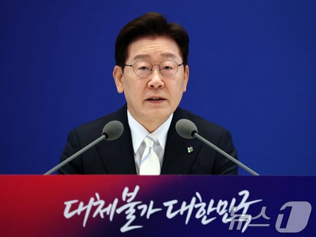 이 대통령 초격차 산업강국: 취임 1주년 기자회견 경제 비전 발표! AI 반도체 및 국민성장펀드 대규모 투자 프로젝트 분석