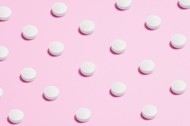 알약이-규칙적으로-나열되어-있다.