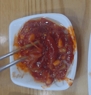 참기름을 곁들인 최미삼순대국 오징어젓갈 반찬