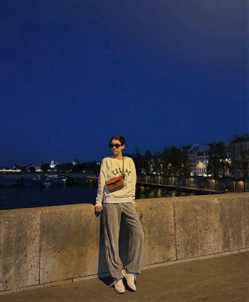 수지셀린느, 수지공항패션, 수지귀국패션, 수지패션, 수지트리옹프백, 셀린느트리옹프, 셀린느가방추천, 셀린느공항룩, 셀린느코디, 셀린느앰버서더, 뷔셀린느, 박보검셀린느, 셀린느25ss, 파리패션위크2025, 수지패션분석, 수지셀린느룩, 수지착장정보, 셀럽공항패션, 셀럽명품가방, 여자공항패션, 명품패션, 명품가방추천, 프렌치시크룩, 꾸안꾸공항패션