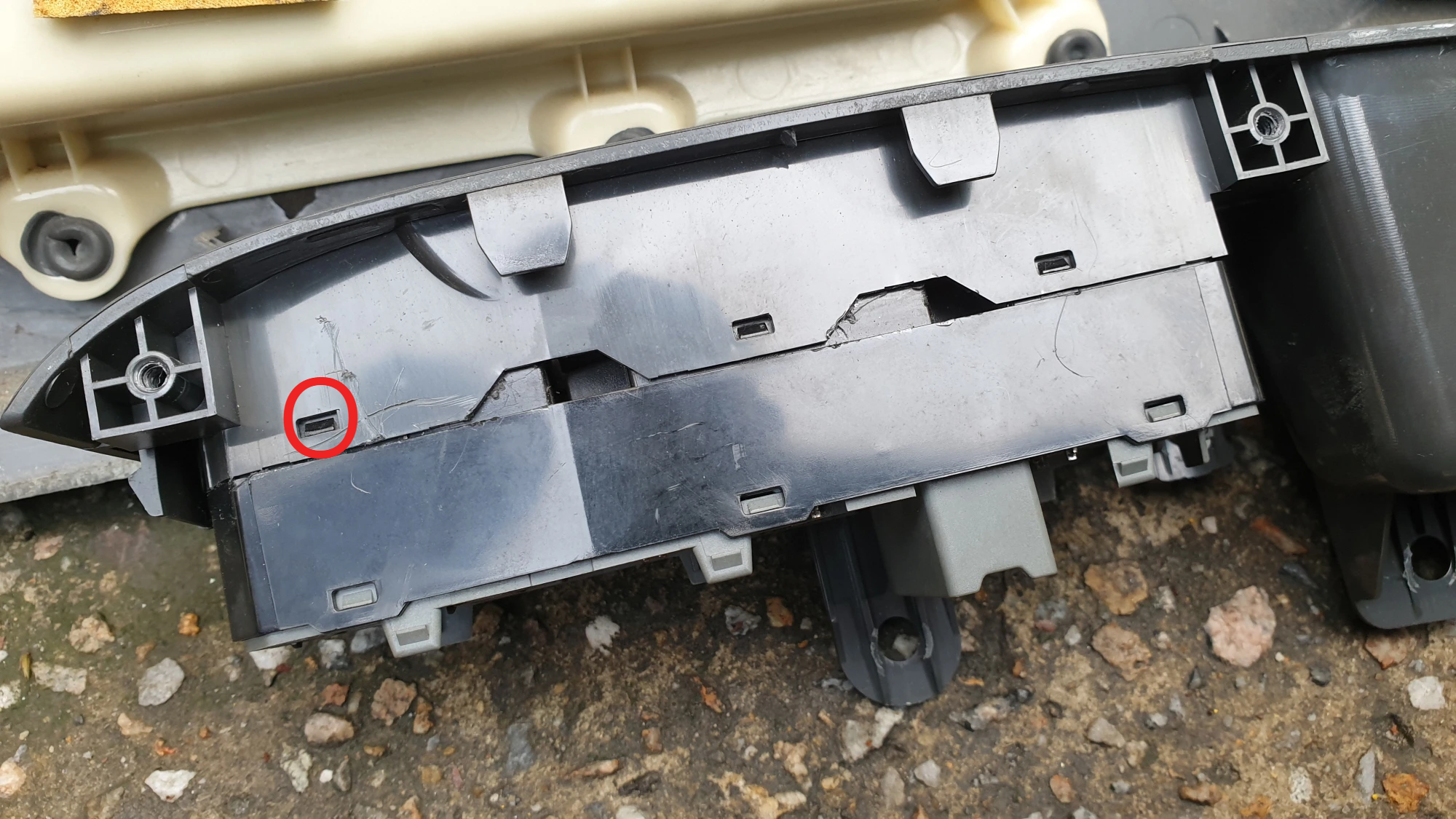 윈도우 스위치 고정 걸쇠 위치