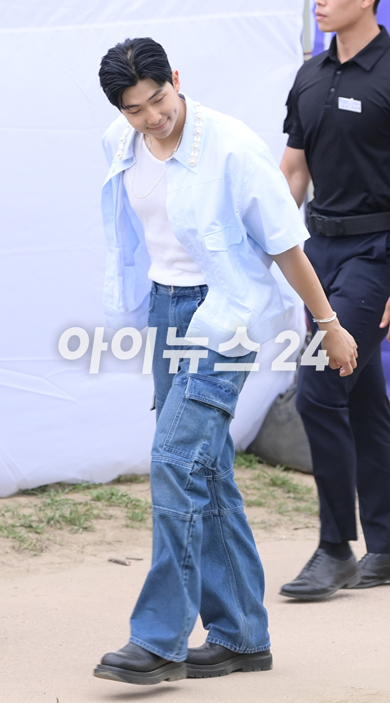 방탄소년단 RM(김남준)이 17일 서울 영등포구 여의도 한강공원에서 열린 방탄소년단 데뷔 10주년 FESTA @여의도(BTS 10th Anniversary FESTA @Yeouido)의 '오후 5시 김남준 입니다' 코너 진행을 마치고 퇴장하고 있다. [사진=정소희 기자]