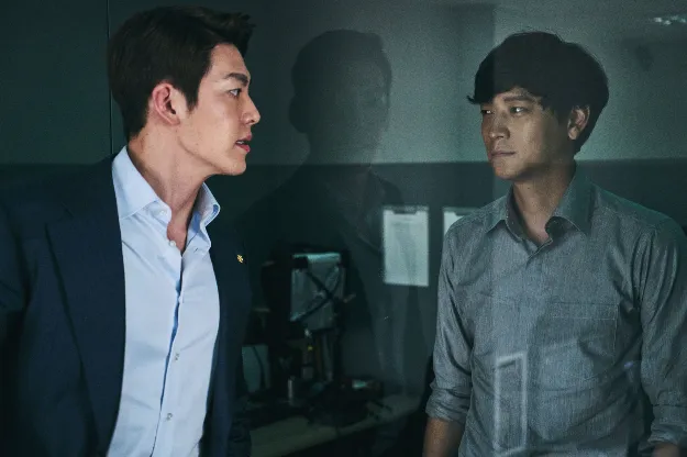 경찰에 붙잡힌 박장군(김우빈)