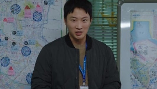 막내 형사가 증거를 찾은 모습