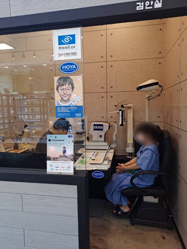 안경진정성 시력 검사하는 중