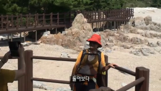 해안 데크에서 돌아본 바위 풍경