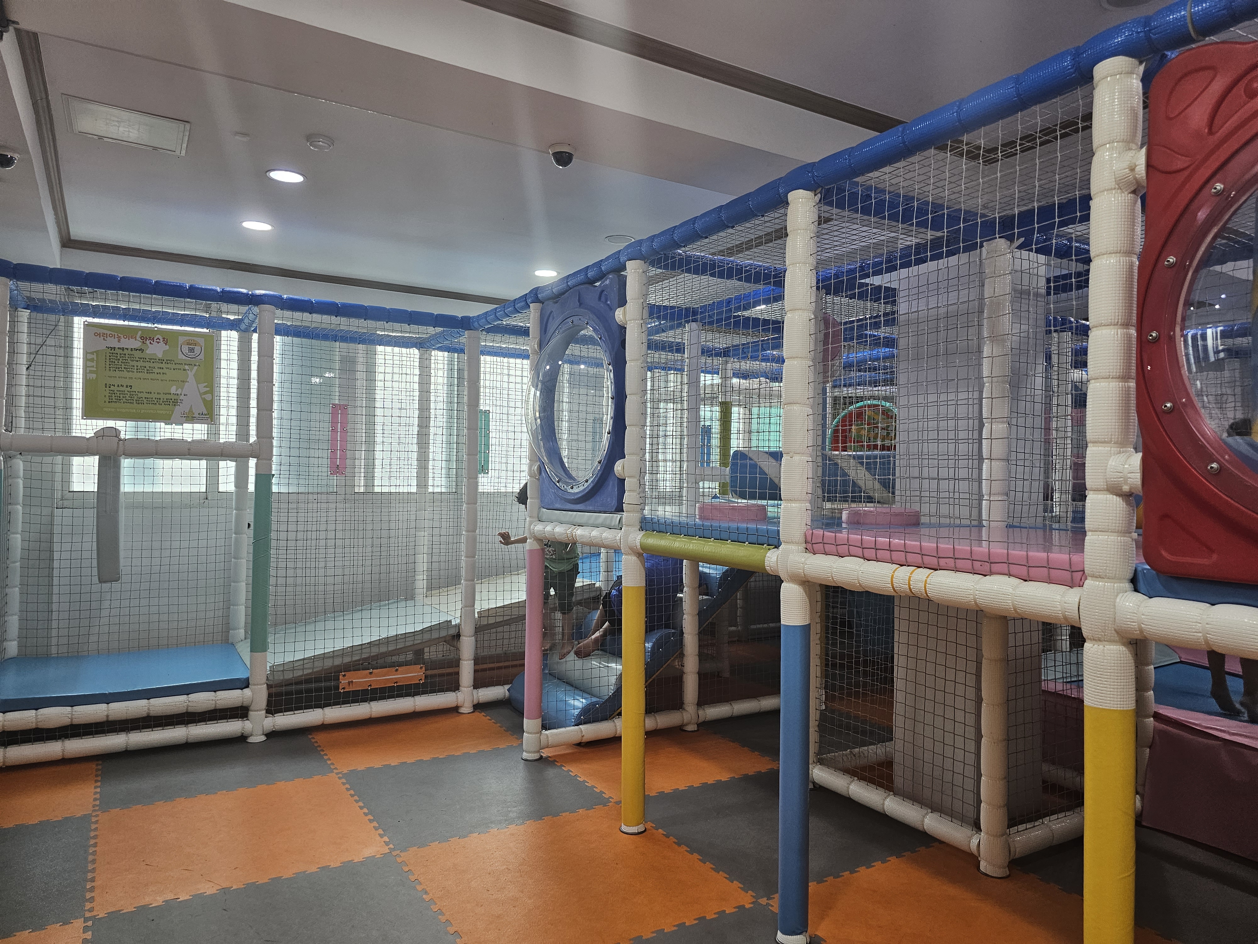 경기도_부천시_원미동_청기와뼈다귀해장국_놀이방1