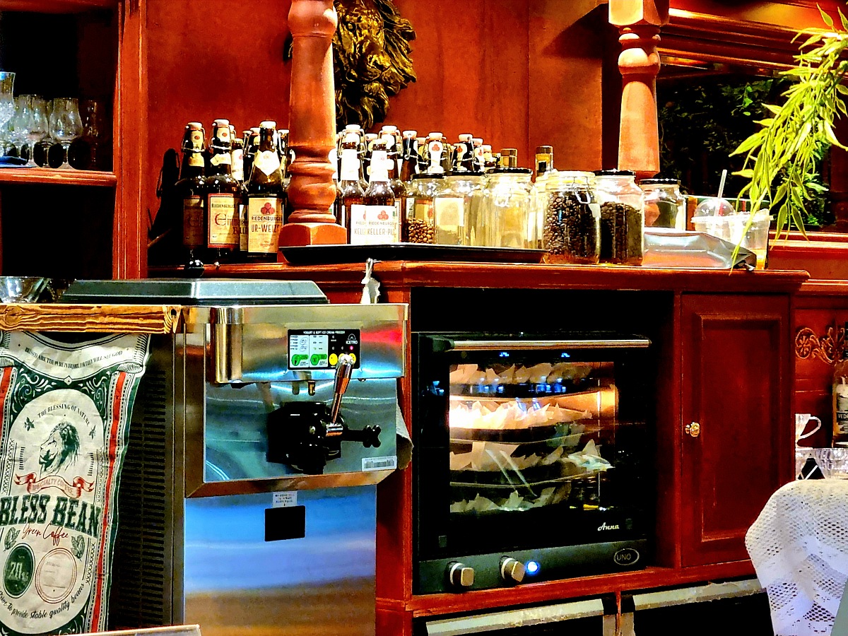 당산 맨홀커피 본점: 영국 가정 모티브, 아늑한 서울 크리스마스 트리 카페