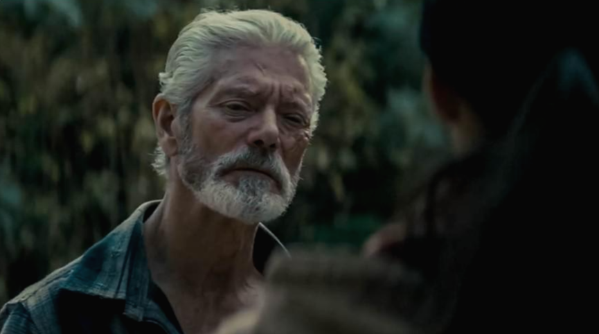 흰 머리의 맹인 노인의 모습