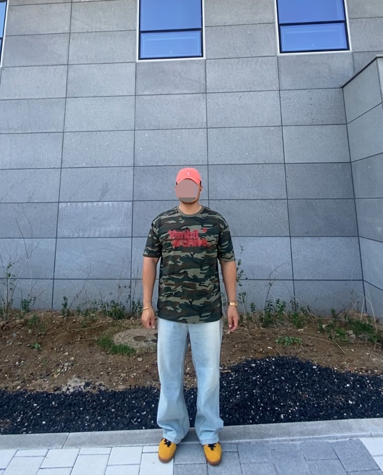 데일리룩('26. 5. 24.)빈티지 오렌지 워싱볼캡, 벤힛 카모 카모플라쥬 티셔츠, 카시오 A-159WGEA 골드, 에러스익셉티드 연청 데님팬츠, 컨버스 올스타 클래식 트레이너