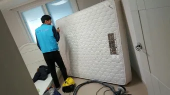 매트리스 오염 제거 베이킹소다 살균 뿌리기와 진공흡입_14
