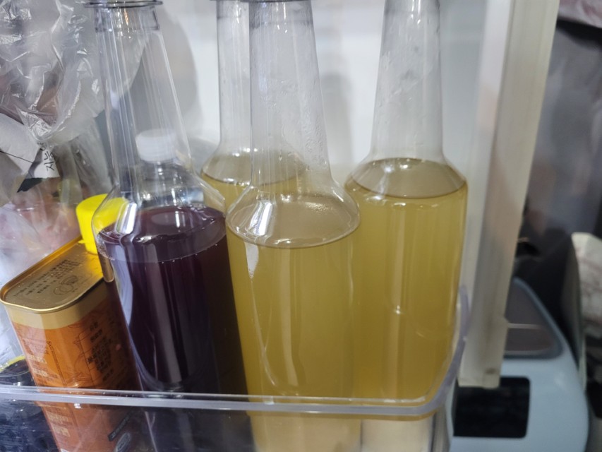 체에 걸러 냉장 숙성 중인 수제 찹쌀막걸리