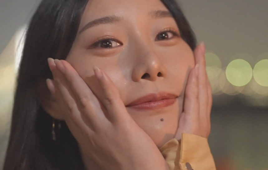 양 볼에 손을 댄 미츠하 치하루(Chiharu Mitsuha)