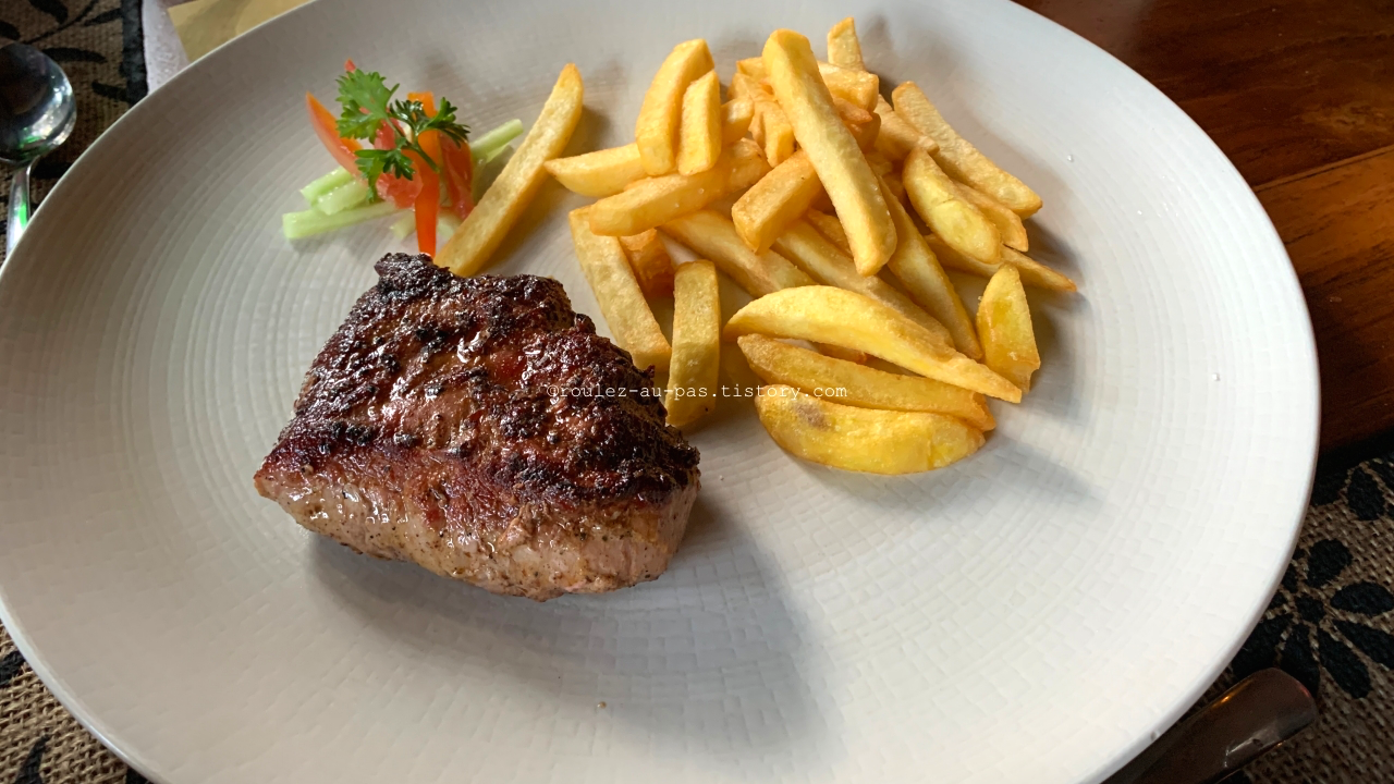 BALI-UBUD-CAFE DES ARTISTE-STEAK