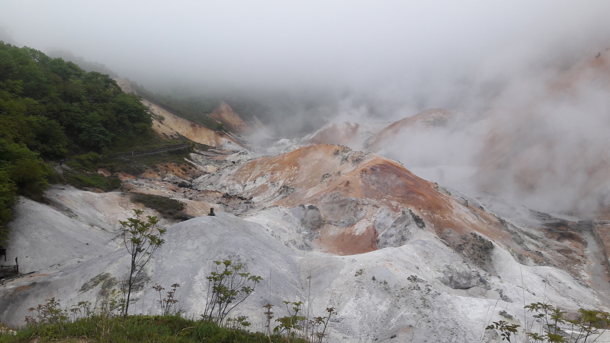 홋카이도 노보리베츠 온천에 유황 가득한 풍경