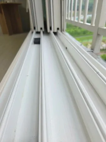 창틀 먼지 진공청소기 솔브러시와 물티슈로 닦는 순서_15