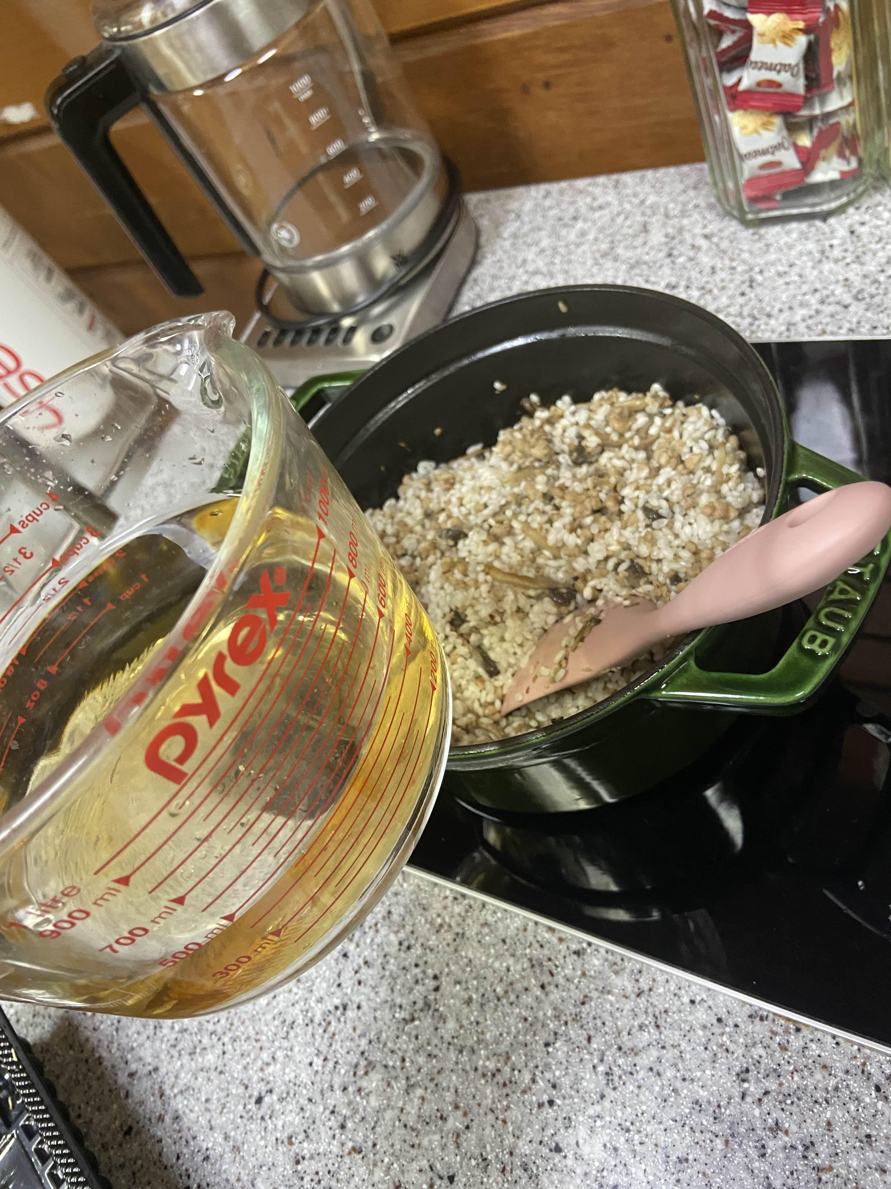 버섯고기소보로 솥밥