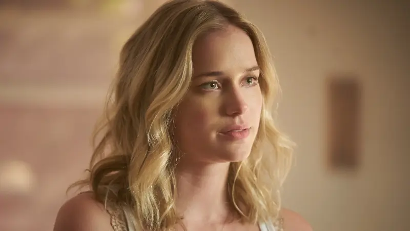 미국 배우 **엘리자베스 레일(Elizabeth Lail)