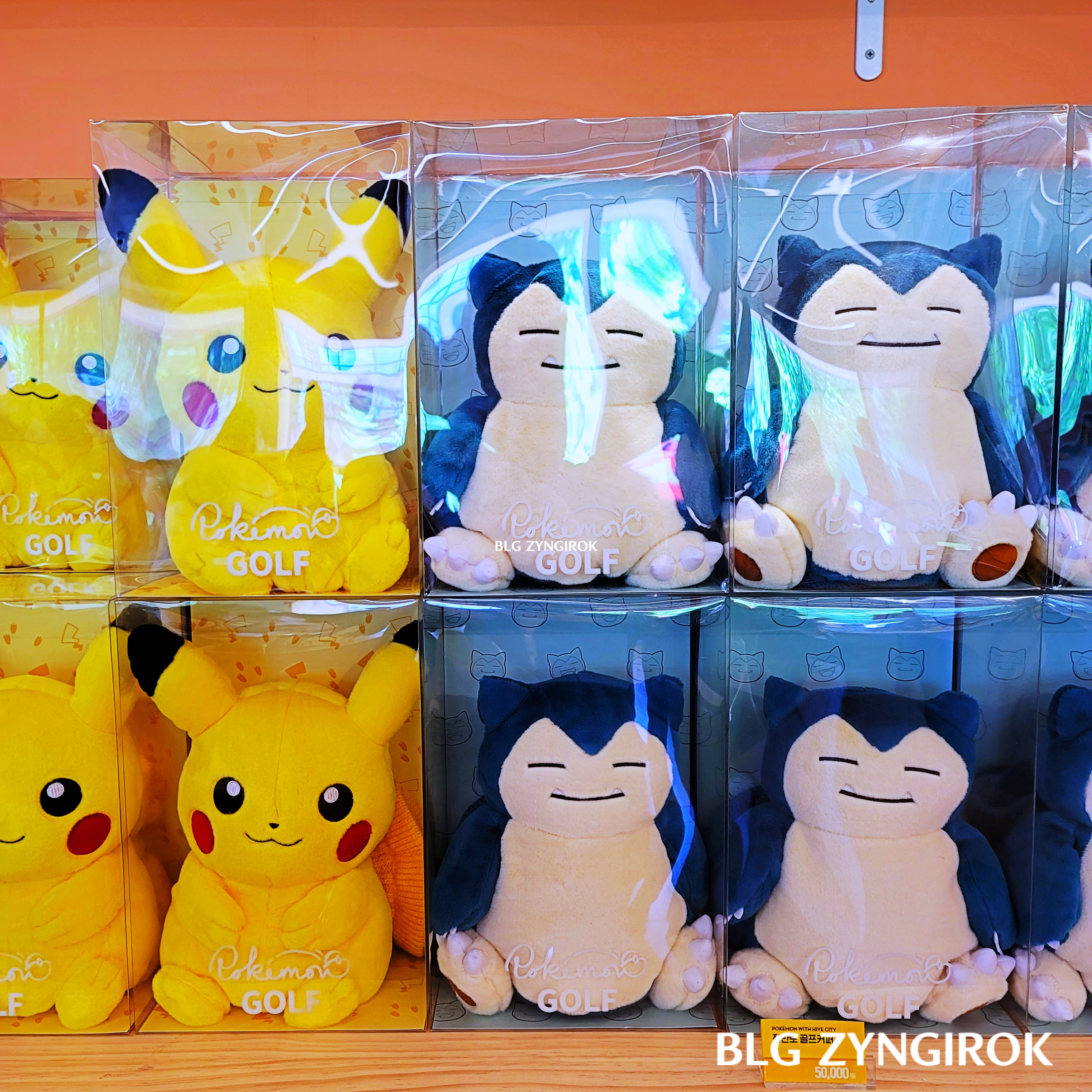 한남-베스킨라빈스-hive-피카츄와-잠만포-인형들이-진열되어-있다.