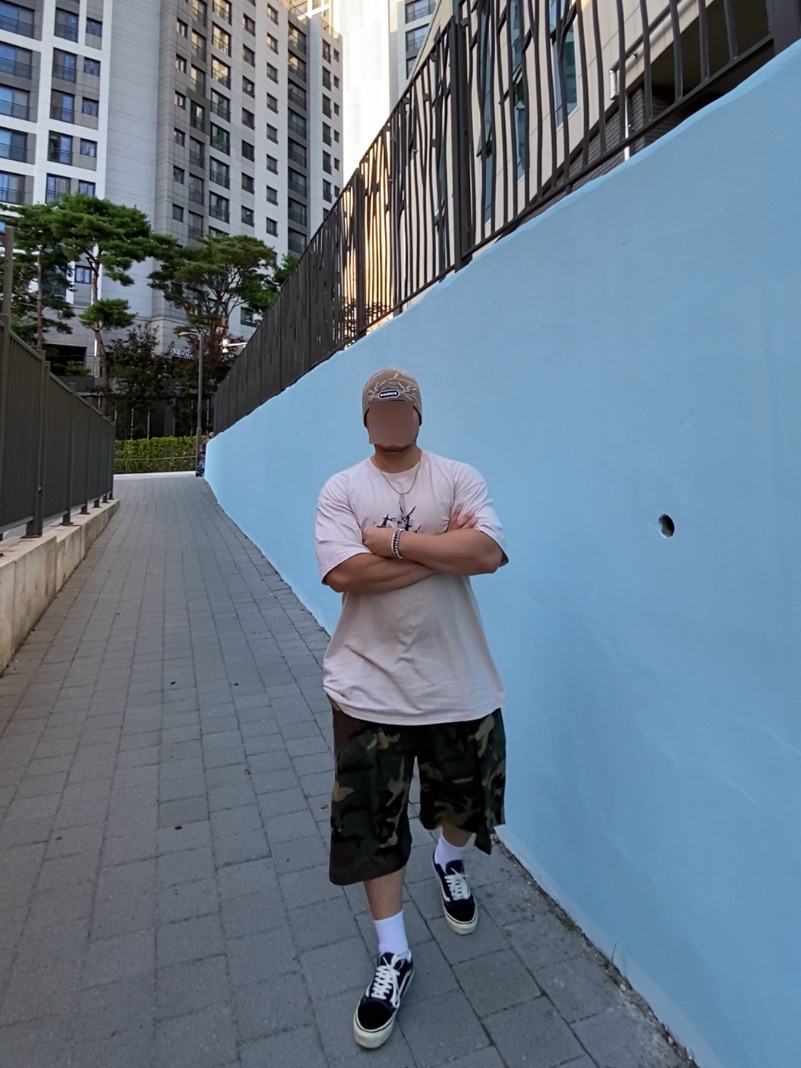 데일리룩('26. 9. 21.)팍스 브랜치 자카드 비니, 스탠다드에러 피그먼트 티셔츠, 카고브로스 카모 와이드 버뮤다 팬츠, 나이키 삭스 양말, 반스 올드스쿨 스니커즈, 제이엔드