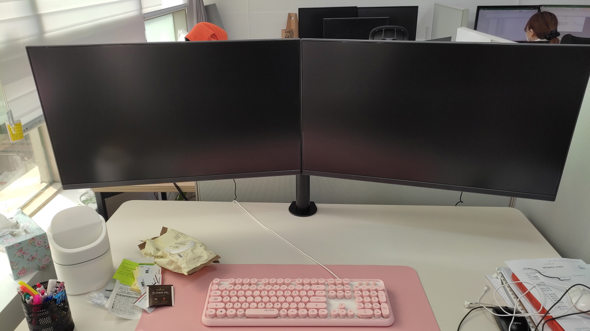 nexi NX1195 듀얼모니터 암 거치대 설치 모습