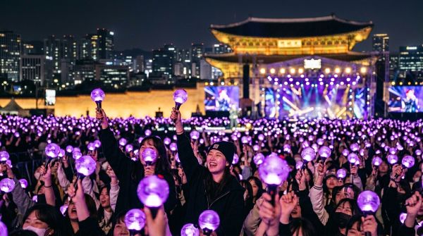 인파 속에서 밀지 않는 성숙한 안전 의식: 세계가 하나되는 BTS 컴백 광화문