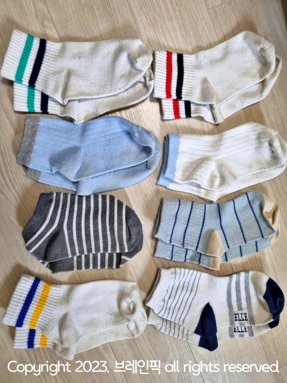 흰양말 바닥이 꺠끗하고 하얗다. 나머지 하늘색 줄무늬 양망 모두 바닥이 꺠끗하다.