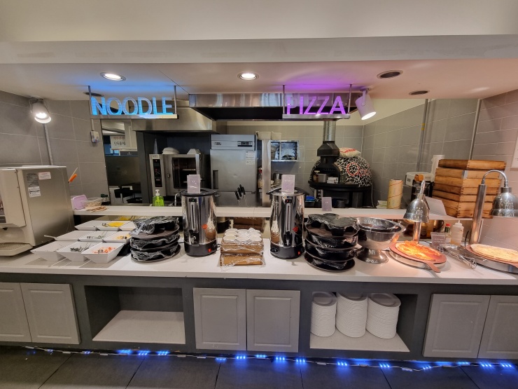 국수-코너와-피자-코너가-같이-있는-모습