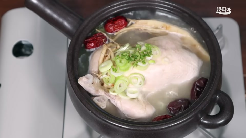 완성된 삼계탕과 보양죽