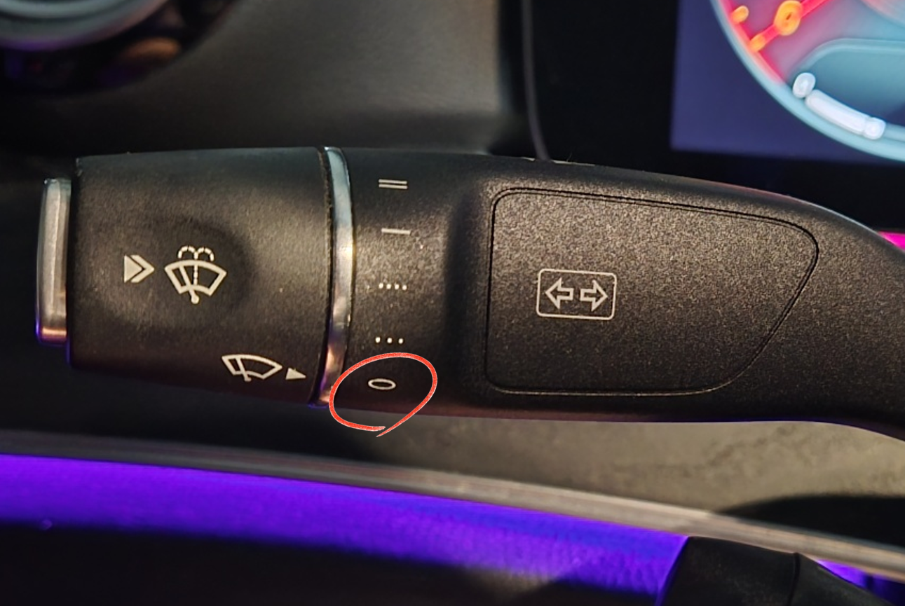 세차 중 오작동을 방지하기 위해 와이퍼를 OFF로 설정