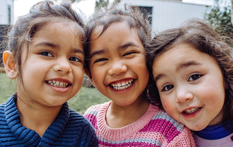 웃는 얼굴의 힘: 일상 속 작은 기적을 노래